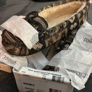 Minnetonka Women's Black Patterned Moccasins